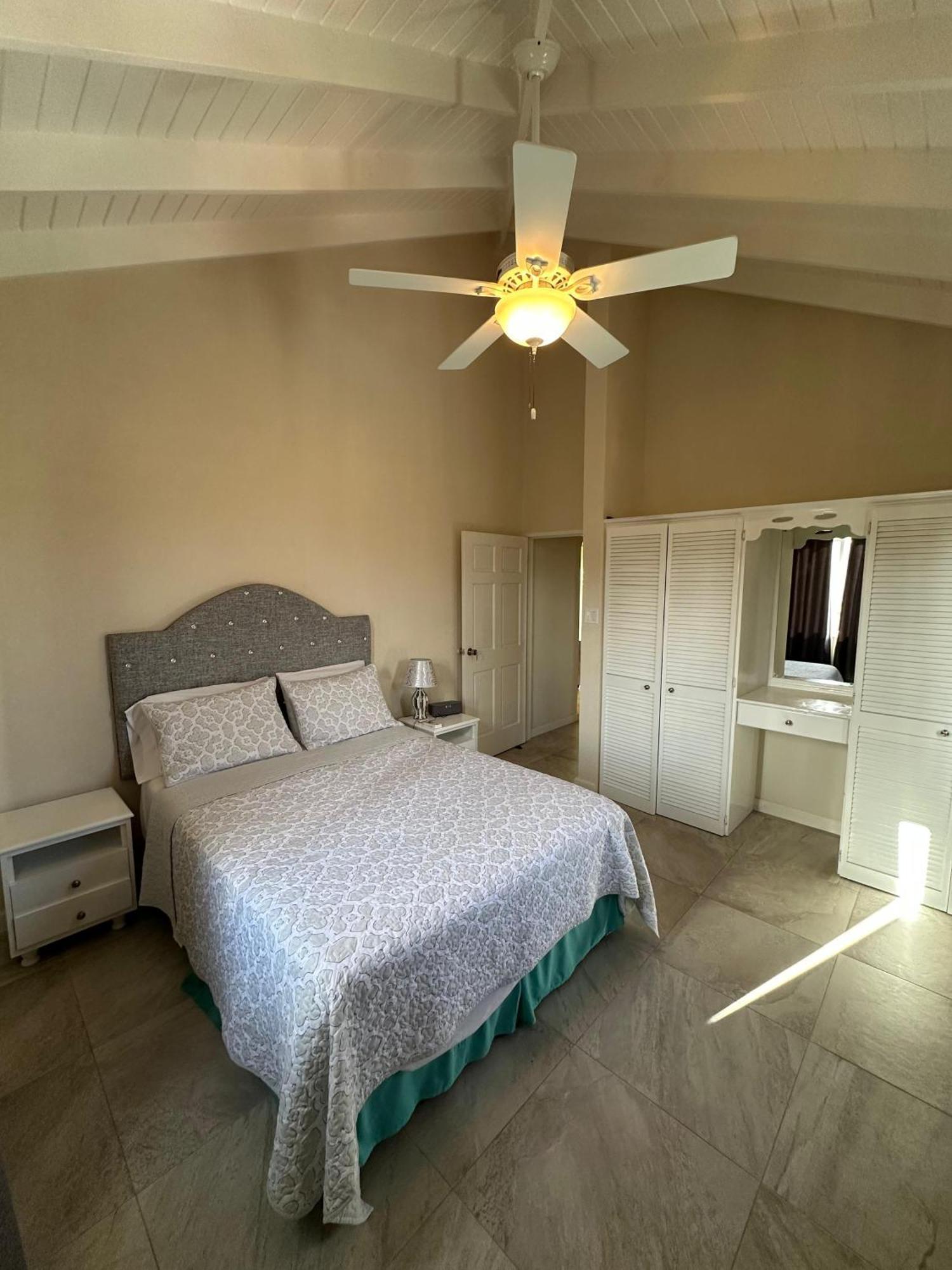 Ixoras Beach Apartments Saint Peter Εξωτερικό φωτογραφία